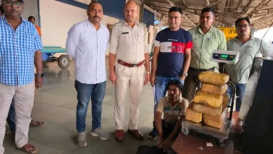 गांजा की तस्करी करने वाले को स्टेशन में पकड़ा गांजा की तस्करी करने वाले को स्टेशन में पकड़ा