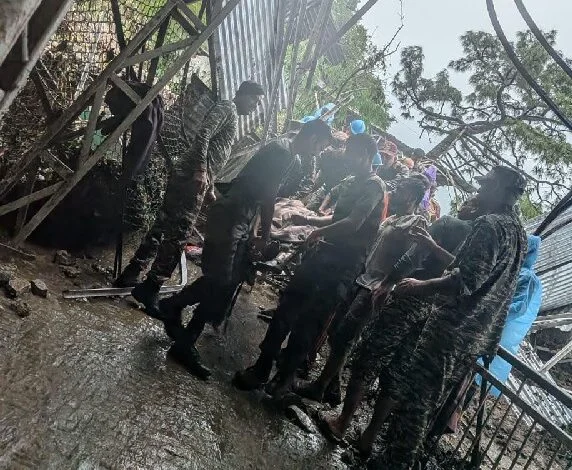 भारतीय सेना की व्हाइट नाइट कोर ने भूस्खलन के बाद वैष्णो देवी, कटरा में राहत अभियान चलाया