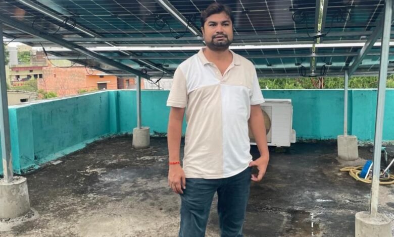 दुबे जी के घर की छत पर सौर ऊर्जा से चलने वाला पावर प्लांट घर का बिजली बिल हुआ शून्य, सरकार को भी कर रहे हैं बिजली की आपूर्ति दुबे जी के घर की छत पर सौर ऊर्जा से चलने वाला पावर प्लांट घर का बिजली बिल हुआ शून्य, सरकार को भी कर रहे हैं बिजली की आपूर्ति