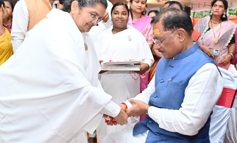 रक्षाबंधन के पावन पर्व पर मुख्यमंत्री श्री विष्णु देव साय को ब्रह्मकुमारी बहनों ने बाँधी राखी