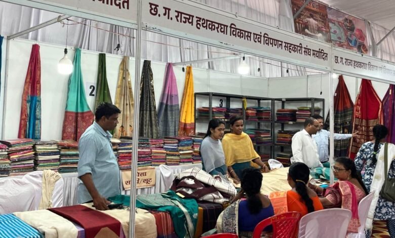 बीटीआई ग्राउण्ड शंकर नगर में लगी ग्रामोद्योग प्रदर्शनी को मिल रहा शानदार प्रतिसाद