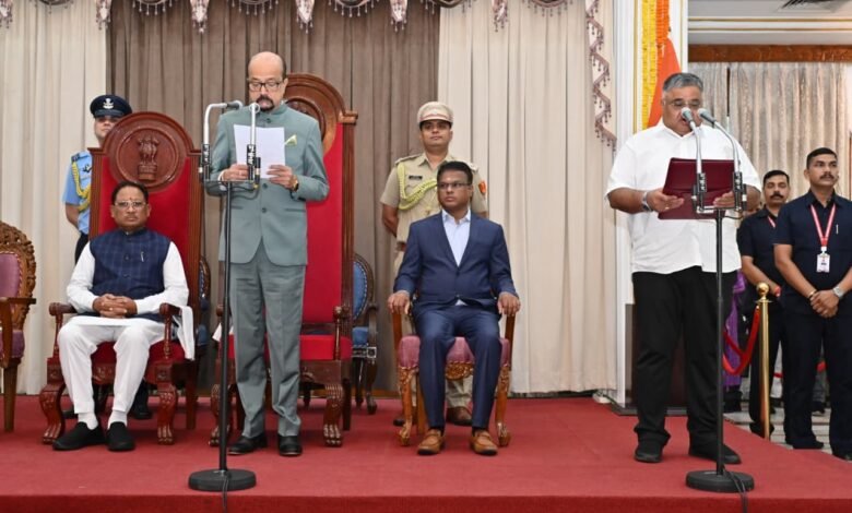 राज्यपाल श्री डेका ने दिलाई मंत्रियों को शपथ