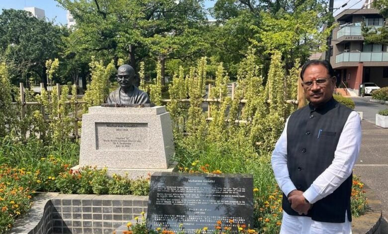 मुख्यमंत्री श्री विष्णुदेव साय ने टोक्यो के ‘लिटिल इंडिया’ पहुँचकर महात्मा गांधी को  किया नमन