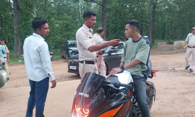 पिकनिक स्पॉट में शराब पीकर वाहन चलाने एवं हुड़दंग करने वालों पर कार्यवाही