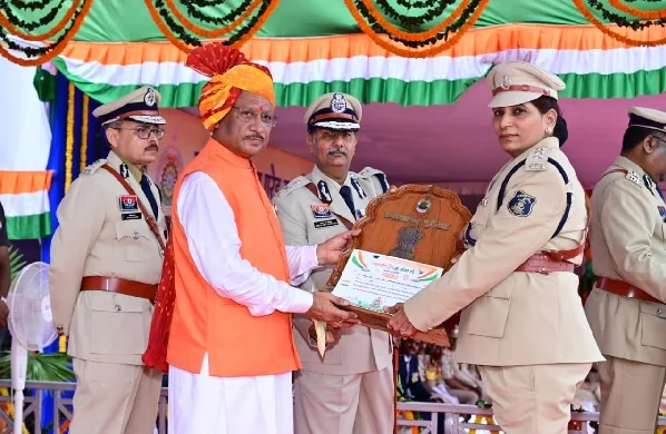 स्वतंत्रता दिवस समारोह: मुख्यमंत्री ने 35 पुलिस अधिकारियों एवं जवानों को पुलिस पदकों से किया सम्मानित