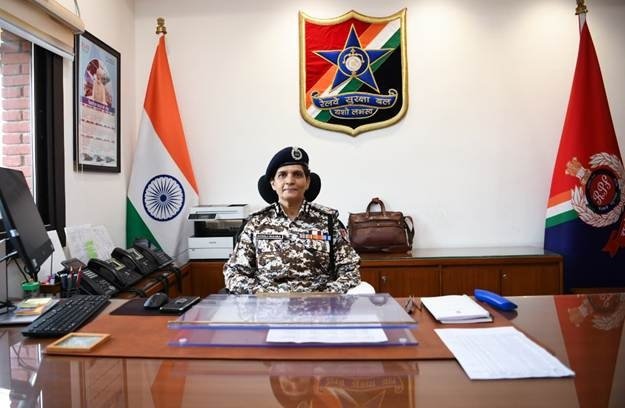आईपीएस सोनाली मिश्रा ने रेलवे सुरक्षा बल के महानिदेशक के रूप में लिया चार्ज