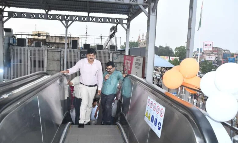 रायपुर रेलवे स्टेशन में अब एस्केलेटर की सुविधा, रेल प्रबंधक ने किया उद्घाटन