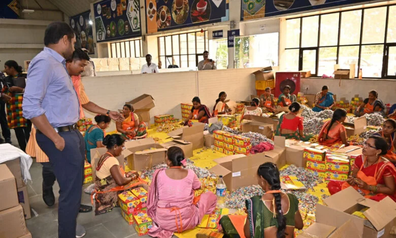 धमतरी से देशभर में गूंजेगी ग्रीन आतिशबाजी, 100 से अधिक महिलाओं को मिला रोजगार