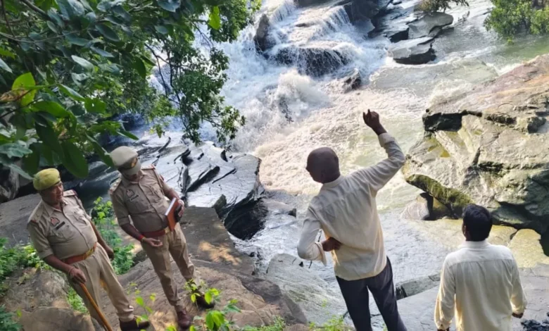 पिकनिक मनाने गए चार युवक पानी में बहे, दो की तलाश