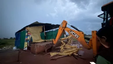 जिला प्रशासन की कार्यवाही: अभनपुर में अवैध अहाते हटाए गए