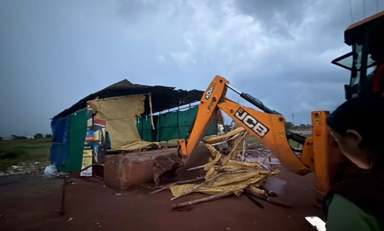 जिला प्रशासन की कार्यवाही: अभनपुर में अवैध अहाते हटाए गए