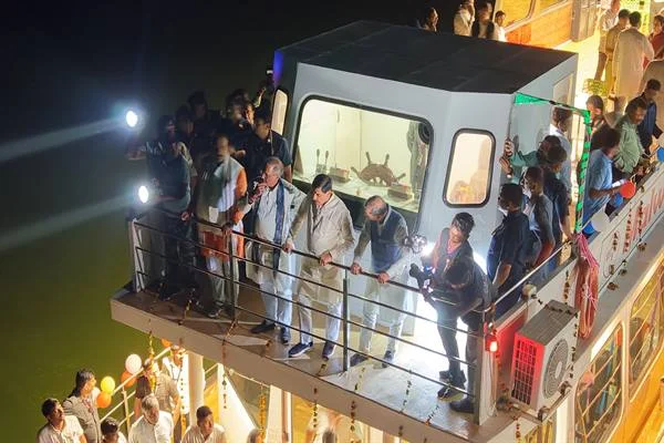 मुख्यमंत्री डॉ. यादव ने चम्बल नदी में क्रूज़ की सवारी की और गुनगुनाए गीत