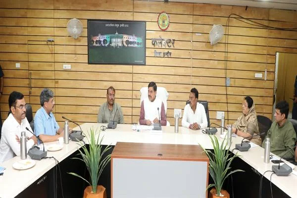 सड़क दुर्घटना : पुलिस उपायुक्त यातायात को हटाया, आठ पुलिस अधिकारी-कर्मचारी निलंबित सड़क दुर्घटना : पुलिस उपायुक्त यातायात को हटाया, आठ पुलिस अधिकारी-कर्मचारी निलंबित