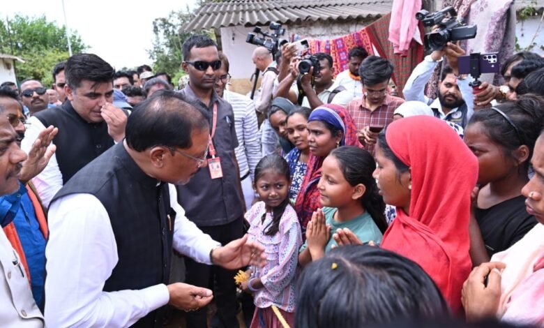 बाढ़ प्रभावितों का हाल जानने सीधे उनके बीच पहुँचे मुख्यमंत्री श्री विष्णु देव साय: अधिकारियों को राहत एवं पुनर्वास कार्यों में तेजी लाने के निर्देश