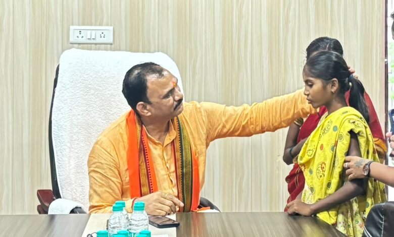 “पापा, मैं ठीक हो जाऊंगी ना?” – दिल की बीमारी से जूझ रही मासूम शांभवी गुरला का सवाल “पापा, मैं ठीक हो जाऊंगी ना?” – दिल की बीमारी से जूझ रही मासूम शांभवी गुरला का सवाल