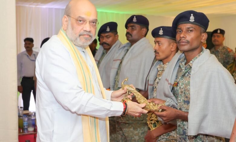 केन्द्रीय गृह एवं सहकारिता मंत्री श्री अमित शाह ने कर्रेगुट्टालु पहाड़ी पर ‘ऑपरेशन ब्लैक फॉरेस्ट’ को सफलतापूर्वक अंजाम देने वाले सीआरपीएफ, छत्तीसगढ़ पुलिस, डीआरजीऔर कोबरा के जवानों से भेंट की और उन्हें सम्मानित किया