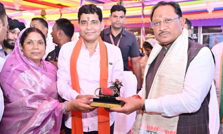 लोकपरंपराएं एवं संस्कृति समाज को जोड़ने का बेहतर माध्यम : मुख्यमंत्री श्री विष्णु देव साय लोकपरंपराएं एवं संस्कृति समाज को जोड़ने का बेहतर माध्यम : मुख्यमंत्री श्री विष्णु देव साय