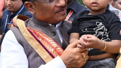 सरल और सहज मुख्यमंत्री श्री विष्णु देव साय का दिखा अपनत्व, नन्हे इवान को गोद में लेकर किया दुलार