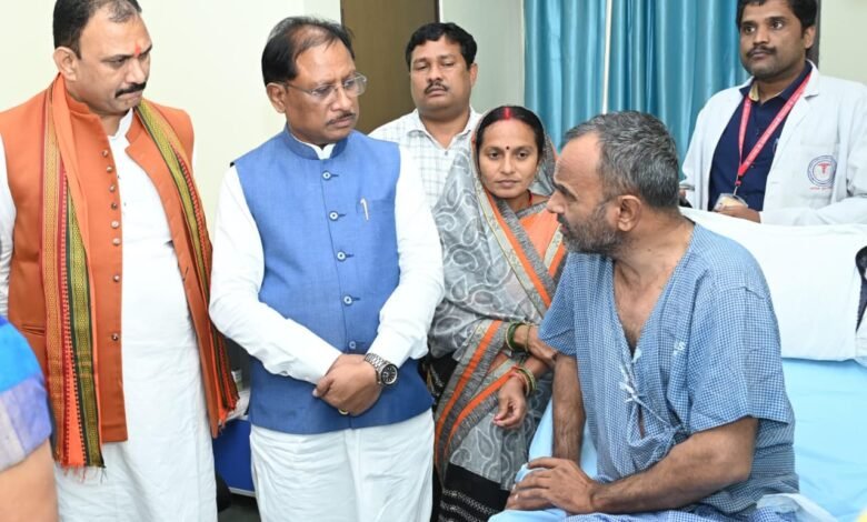 मुख्यमंत्री श्री साय ने एम्स रायपुर में भर्ती श्री विशंभर यादव का जाना कुशलक्षेम : इलाज के लिए 5-5 लाख की आर्थिक सहायता