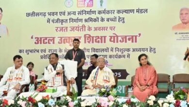 मुख्यमंत्री श्री विष्णु देव साय की आत्मीयता ने छुआ श्रमिक परिवार का दिल, बेटी प्रतिज्ञा ने थामा सपनों का रास्ता मुख्यमंत्री श्री विष्णु देव साय की आत्मीयता ने छुआ श्रमिक परिवार का दिल, बेटी प्रतिज्ञा ने थामा सपनों का रास्ता