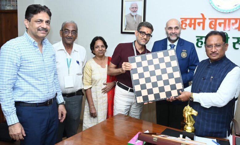 मुख्यमंत्री श्री साय से ग्रैंडमास्टर प्रवीण महादेव थिप्से ने की सौजन्य भेंट मुख्यमंत्री श्री साय से ग्रैंडमास्टर प्रवीण महादेव थिप्से ने की सौजन्य भेंट