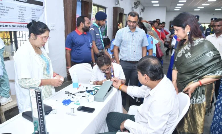 रायपुर स्टेशन के कुलियों, वेंडर्स, सफाई कर्मियों के लिए स्वास्थ्य जांच शिविर का आयोजन रायपुर स्टेशन के कुलियों, वेंडर्स, सफाई कर्मियों के लिए स्वास्थ्य जांच शिविर का आयोजन