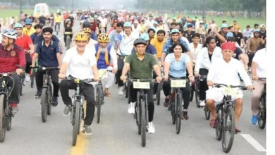 डॉ. मनसुख मांडविया ने ‘फिट इंडिया संडे ऑन साइकिल’ पहल के तहत सांसदों के साथ चलाई साइकिल