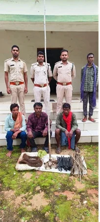 शिकार के पूर्व तीन शिकारी गिरफ्तार शिकार के पूर्व तीन शिकारी गिरफ्तार