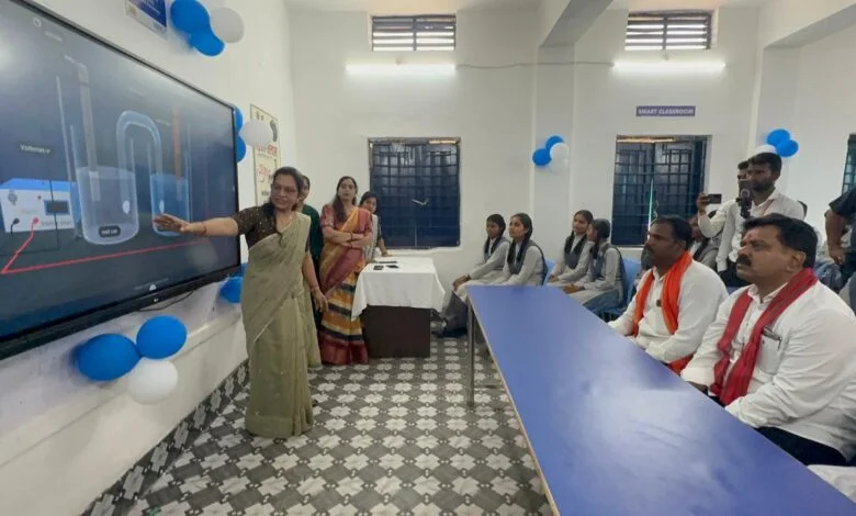 बच्चों के संग विद्यार्थी बने उपमुख्यमंत्री, स्मार्ट क्लास रूम सुविधा का शुभारंभ