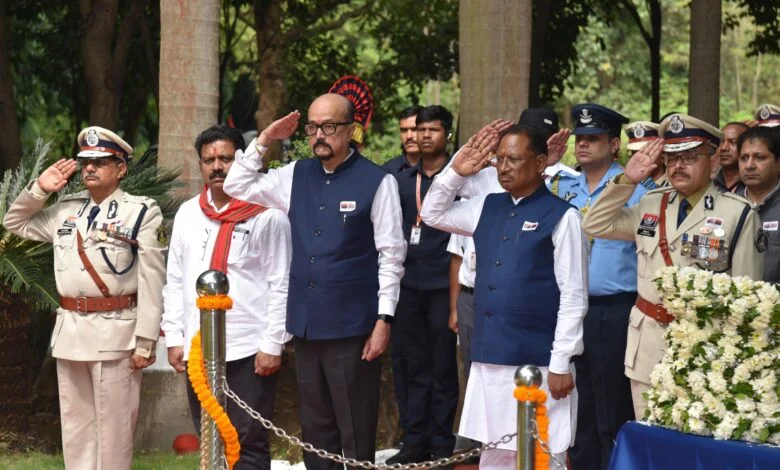 राज्यपाल डेका और मुख्यमंत्री साय ने शहीद वाटिका पहुंचकर शहीद जवानों को दी श्रद्धांजलि