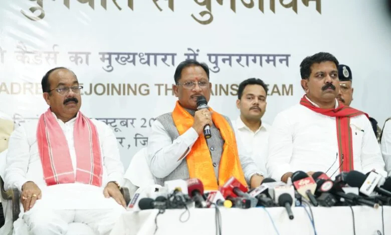 बस्तर में नक्सल उन्मूलन की दिशा में ऐतिहासिक दिन, बंदूक छोड़ संविधान अपनाने वालों का स्वागत : मुख्यमंत्री साय बस्तर में नक्सल उन्मूलन की दिशा में ऐतिहासिक दिन, बंदूक छोड़ संविधान अपनाने वालों का स्वागत : मुख्यमंत्री साय