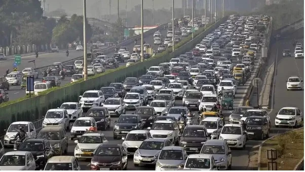 12 घंटे का भीषण जाम: 500 स्कूली छात्र बिना खाना-पानी के बसों में फंसे