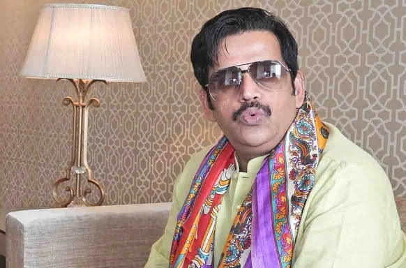 रवि किशन ने अपने इंस्टाग्राम हैंडल पर अपने कई दोस्तों संग दिवाली का मनाया जश्न