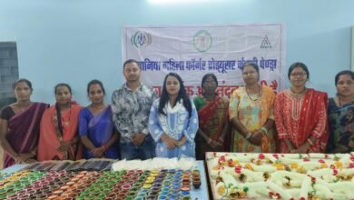 दीयों और पूजा सामग्री के बिक्री से समूह की महिलाएं हो रही समृद्ध दीयों और पूजा सामग्री के बिक्री से समूह की महिलाएं हो रही समृद्ध