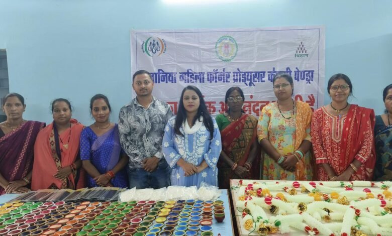 दीयों और पूजा सामग्री के बिक्री से समूह की महिलाएं हो रही समृद्ध