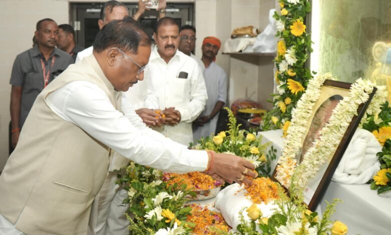 मुख्यमंत्री श्री विष्णु देव साय ने पूर्व विधानसभा उपाध्यक्ष स्वर्गीय श्री बनवारी लाल अग्रवाल को दी श्रद्धांजलि