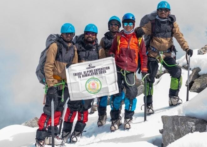 हिमालय में गूँजी जशपुर की गूंज: आदिवासी युवाओं ने जगतसुख पीक पर खोला नया मार्ग
