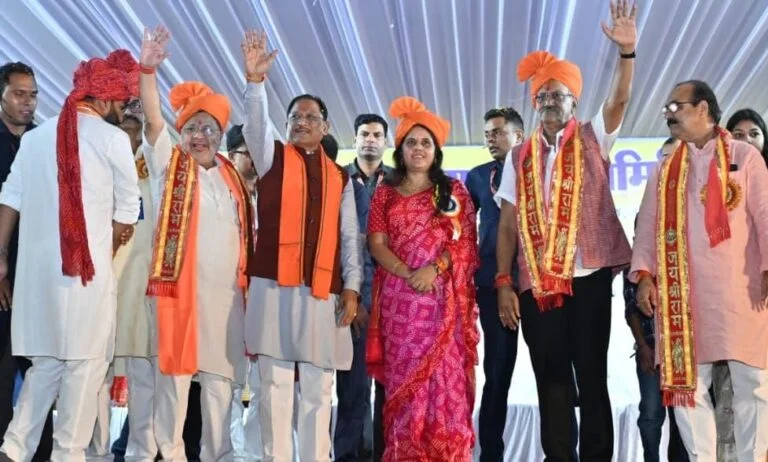 सीएम साय रावणभांठा एवं शंकरनगर दशहरा उत्सव में हुए शामिल, भव्य आतिशबाजी देखने को उमड़ी भारी भीड़ सीएम साय रावणभांठा एवं शंकरनगर दशहरा उत्सव में हुए शामिल, भव्य आतिशबाजी देखने को उमड़ी भारी भीड़