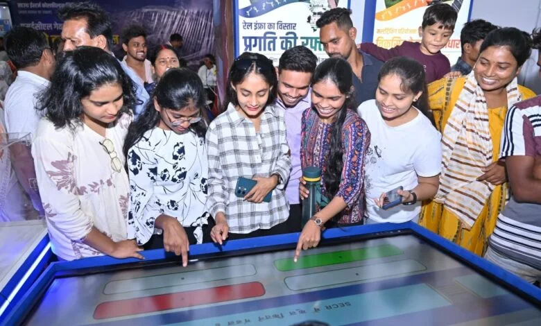 छत्तीसगढ़ राज्योत्सव में रेलवे की प्रदर्शनी ‘The Freight Carrier of the Nation’ बनी आकर्षण का केंद्र छत्तीसगढ़ राज्योत्सव में रेलवे की प्रदर्शनी ‘The Freight Carrier of the Nation’ बनी आकर्षण का केंद्र