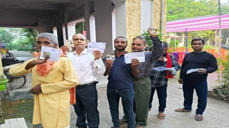 बिहार चुनाव : 121 सीटों पर मतदान जारी, जानें किन सीटों में कितना हुआ मतदान