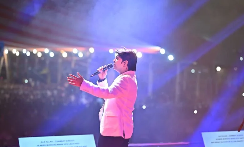 बॉलीवुड गायक अंकित तिवारी ने बिखेरा सुरों का जादू, उनकी आशिकी में डूबे संगीत प्रेमी बॉलीवुड गायक अंकित तिवारी ने बिखेरा सुरों का जादू, उनकी आशिकी में डूबे संगीत प्रेमी