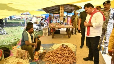 …जब डिप्टी सीएम पहुंचे गीदम के मार्केट में और लोगों से की बातचीत