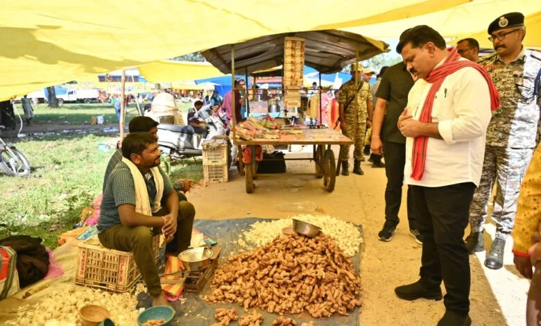 …जब डिप्टी सीएम पहुंचे गीदम के मार्केट में और लोगों से की बातचीत