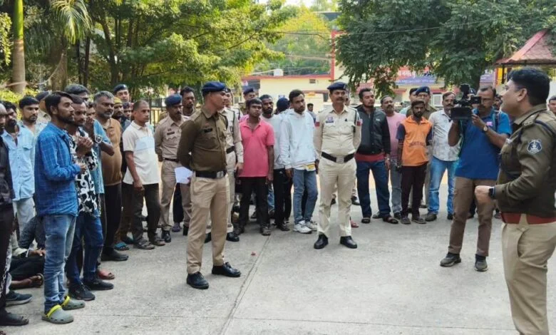 रायपुर पुलिस का बड़ा अभियान, 24 घंटे में 275 वारंटी गिरफ्तार रायपुर पुलिस का बड़ा अभियान, 24 घंटे में 275 वारंटी गिरफ्तार