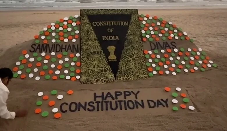 संविधान दिवस पर पुरी बीच पर सुदर्शन पटनायक की शानदार सैंड आर्ट, 6 टन रेत से गढ़ी 6 फीट ऊंची मूर्ति