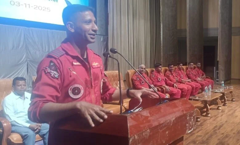 सूर्यकिरण एरोबैटिक टीम ने बच्चों से की मुलाकात, दी प्रेरणा, बढ़ाया उत्साह