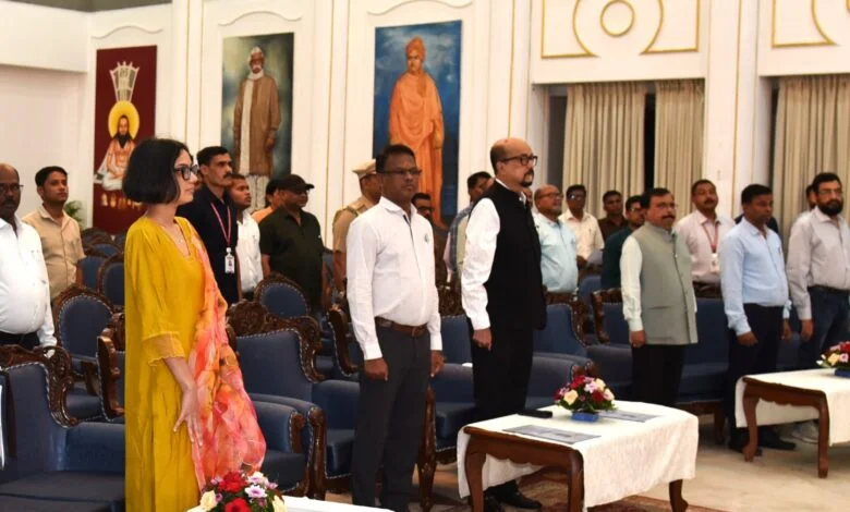 राजभवन में ‘‘वंदे मातरम्‘‘ के 150 वर्ष पर सामूहिक गायन राजभवन में ‘‘वंदे मातरम्‘‘ के 150 वर्ष पर सामूहिक गायन