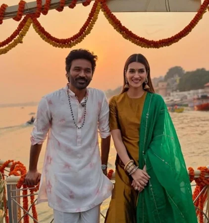 वाराणसी में तेरे इश्क में की जोड़ी, सफलता का माँगा आशीर्वाद