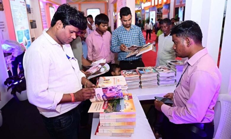 लोगों ने जनसम्पर्क विभाग की फोटो प्रदर्शनी को सराहा