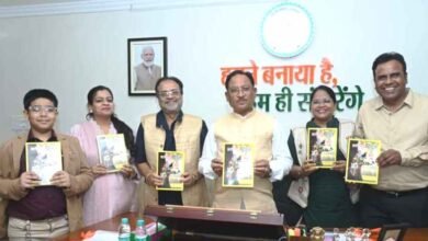 मुख्यमंत्री ने किया श्री शंकर पांडे की पुस्तक ’’छत्तीसगढ़ अतीत से अब तक’’ का विमोचन